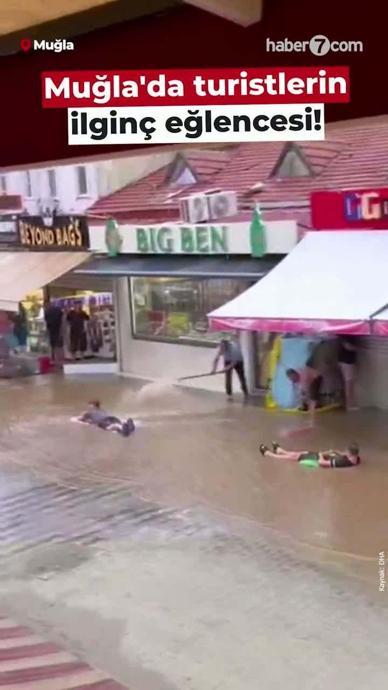 Turistler akan sel sularında b&ouml;yle y&uuml;zd&uuml;