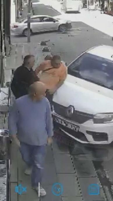 Kontrol&uuml; kaybetti: Yayalara daldı!