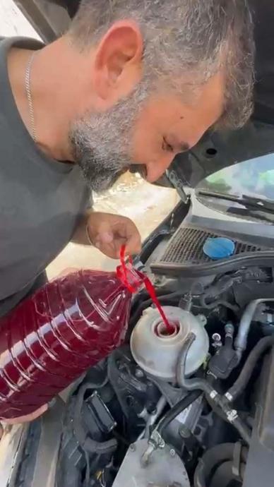 Otobanda &ccedil;aresiz kaldı motora şalgam koydu