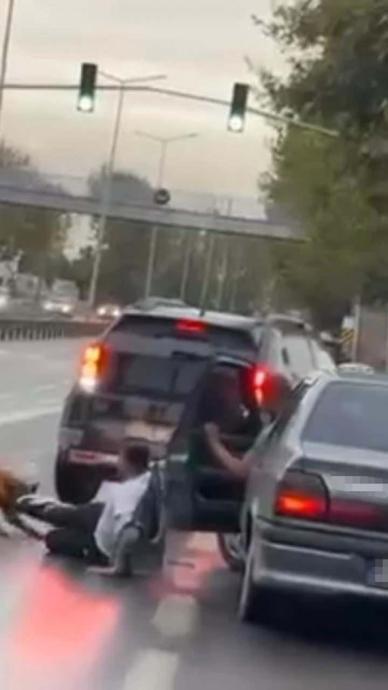 Vatandaşı ayağından ısırıp s&uuml;r&uuml;kledi!