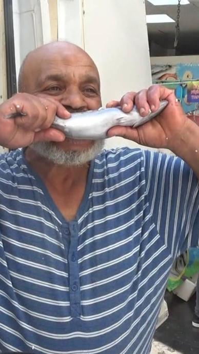 Fiyatı d&uuml;şt&uuml; diye balığı &ccedil;iğ &ccedil;iğ yedi