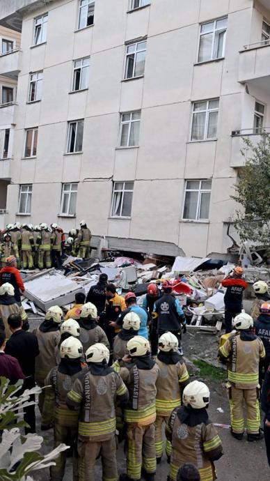 Maltepe&rsquo;de 7 katlı bir binanın alt katları &ccedil;&ouml;kt&uuml;. 