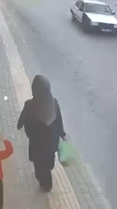 Yolun karşısına ge&ccedil;meye &ccedil;alışan yayaya &ccedil;arptı!
