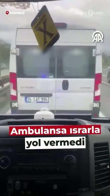 Ambulansa ısrarla yol vermedi!