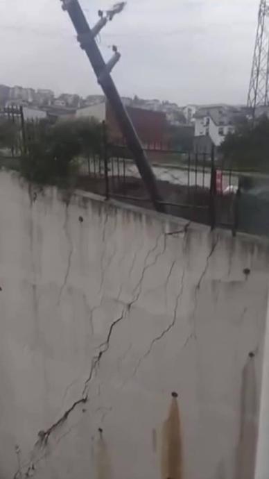 Dev istinat duvarı yerle bir oldu!