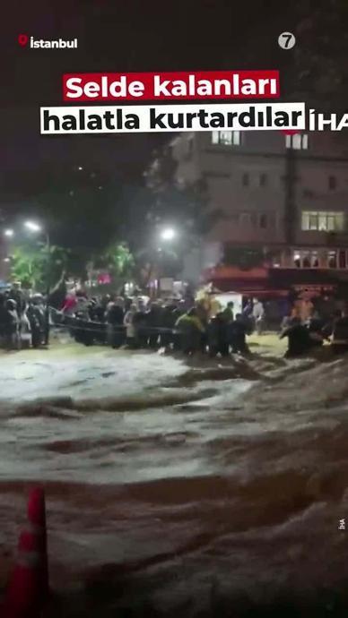 Selde kalanları halatla kurtardılar!