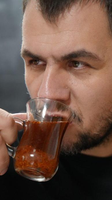 Tatlıya bile biber atıp yiyor