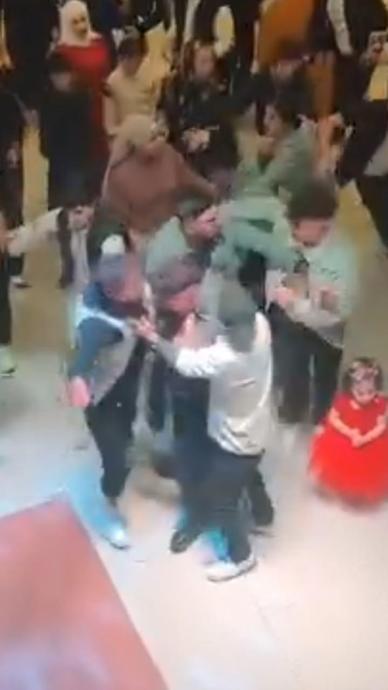 U&ccedil;an sandalyeli takı kavgası!