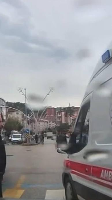 Yolu a&ccedil;mayınca inip uyardı