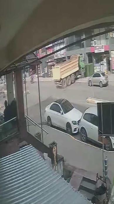 Freni boşalan kamyon eczaneye girdi!