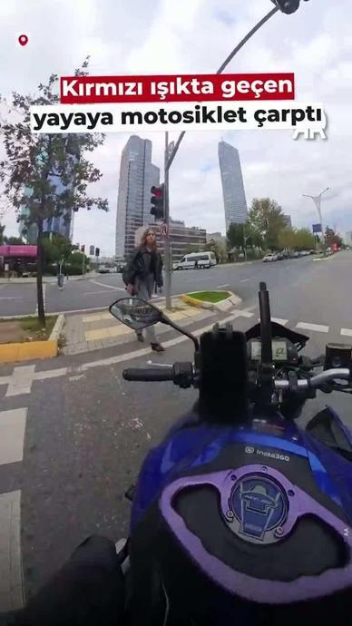 Kırmızı ışıkta ge&ccedil;en kadına motosiklet &ccedil;arptı