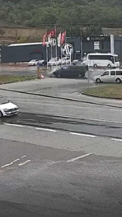 Minib&uuml;s&uuml;n &ccedil;arptığı otomobil ikiye b&ouml;l&uuml;nd&uuml;!