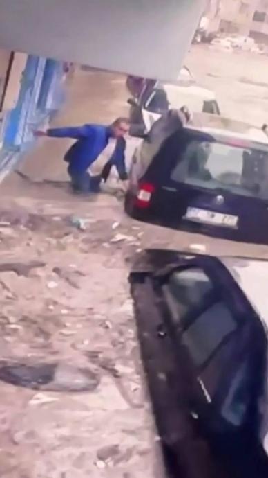 Selde aracını kurtarmaya &ccedil;alıştı!