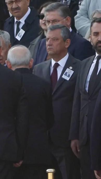 Tokalaştılar, bakışları g&uuml;ndem oldu