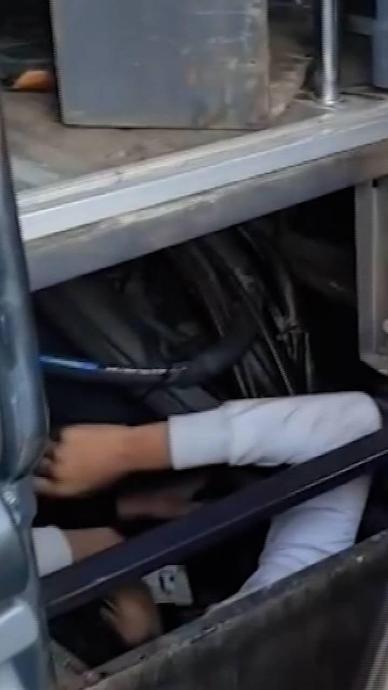 Yolcu otob&uuml;s&uuml;n&uuml;n gizli b&ouml;lmesinde yakalandılar