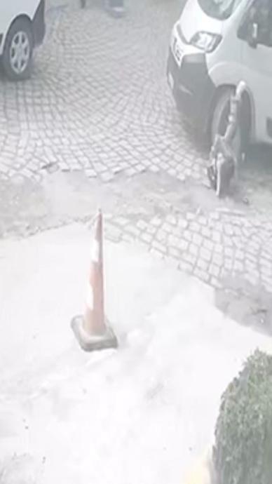 Yolda y&uuml;r&uuml;rken ayağı minib&uuml;s&uuml;n altında kaldı!