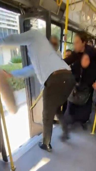 Belediye otob&uuml;s&uuml;nde 'halı' kavgası kamerada!