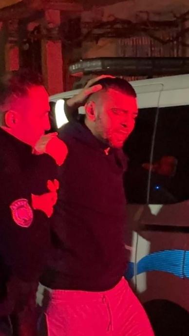 &lsquo;Dur&rsquo; ihtarına uymayarak polislere diklendi!