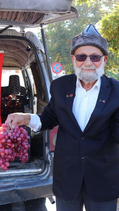 "Elmacı Dede" Mehmet&ccedil;iğe elma ve &uuml;z&uuml;m getirdi