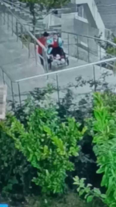 Engelli arkadaşının yardımına koştu