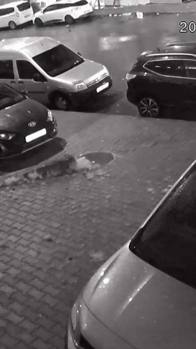 Park halindeki ara&ccedil;lara &ccedil;arptı!
