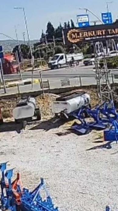 Kamyonetin altında kalmaktan kıl payı yırttı!