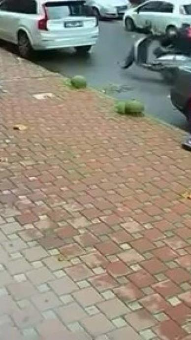 Motosiklet hareket etti; yardım ederken yere d&uuml;şt&uuml;