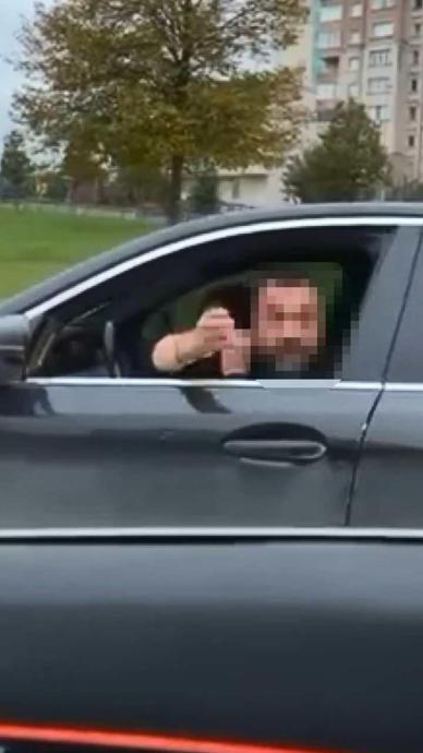Trafikte tartıştığı s&uuml;r&uuml;c&uuml;n&uuml;n otomobiline &ccedil;arptı!