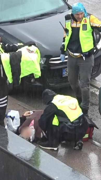 Yaşlı kadının yardımına yetişti