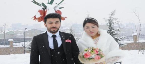 Güney Kore'de tanıştı Hakkari'de düğün yaptı