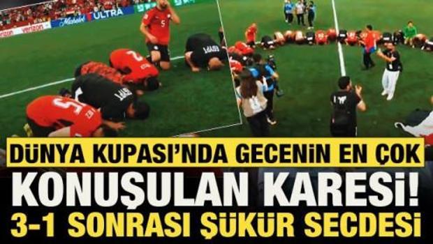 D&uuml;nya Kupası'nda gecenin en &ccedil;ok konuşulan karesi! 3-1 sonrası ş&uuml;k&uuml;r secdesi